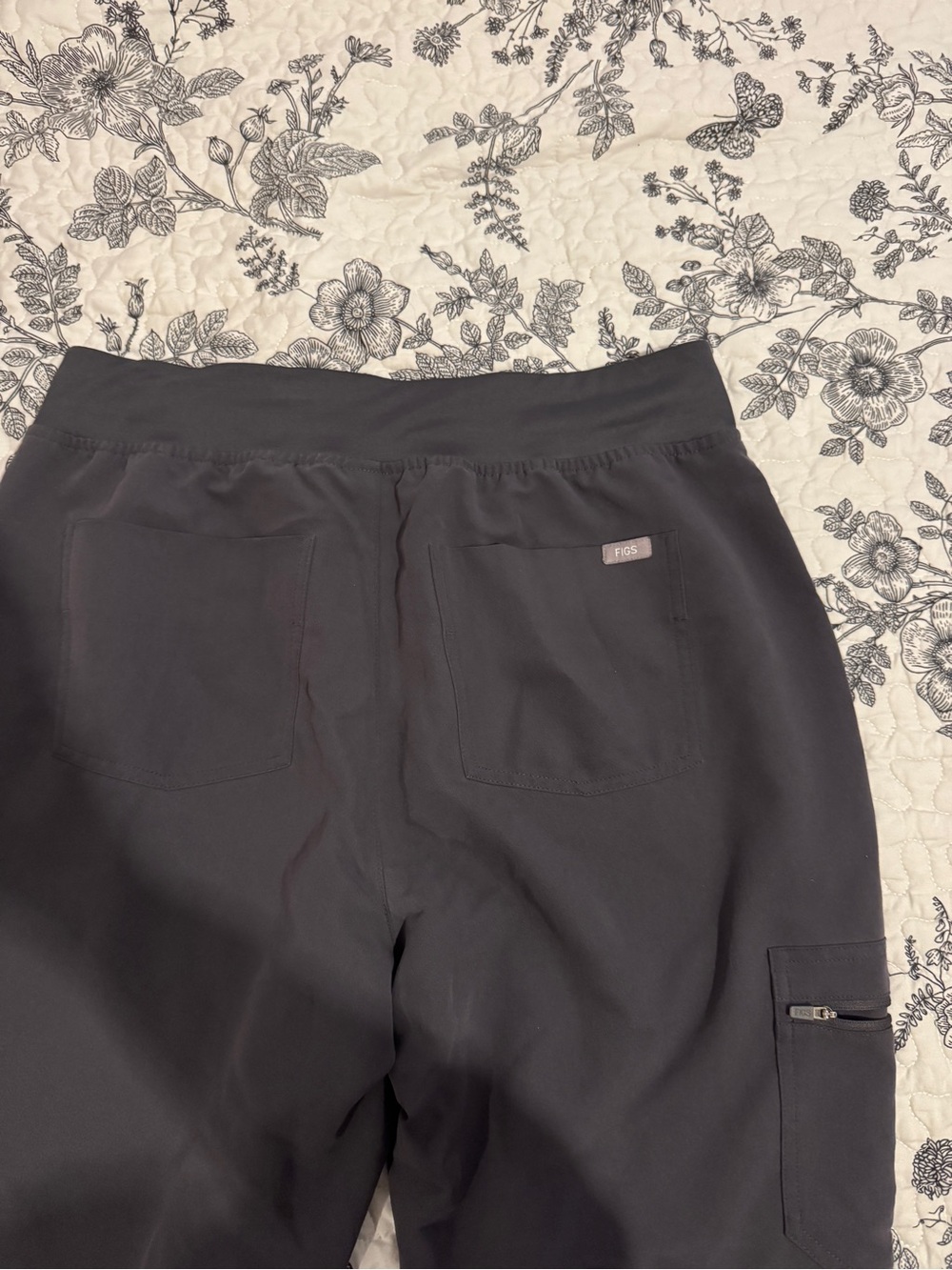 Women FIGS Gray Scrub Set - Picture 3 of 10